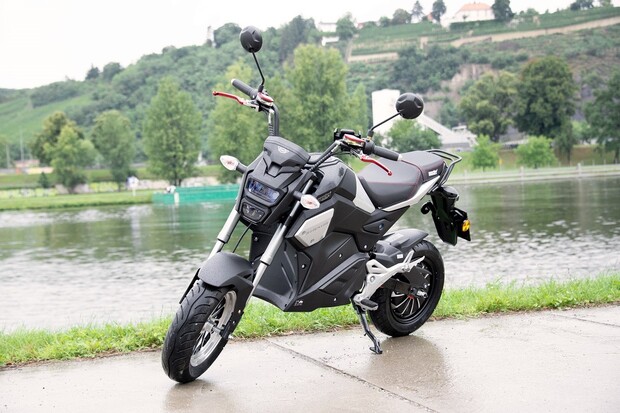 Hecht představil elektrický motocykl Stratis. Řídit lze již od 15 let