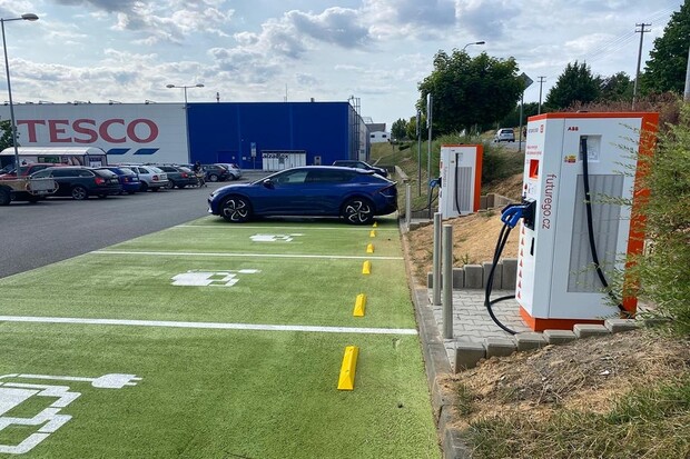 U Tesca v Českém Krumlově, Klatovech a Praze v Edenu přibyly další nabíječky ČEZu