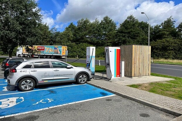 Na Rozvadově přibyla další ultrarychlá dobíjecí stanice od E.ONu