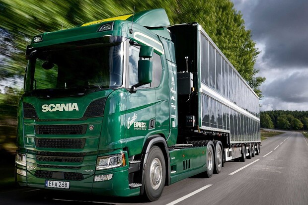 Scania testuje hybridní tahač. Vyznačuje se solárním pohonem a vysokým výkonem