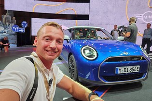Nový Mini Cooper na vlastní oči a ruce z Mnichova