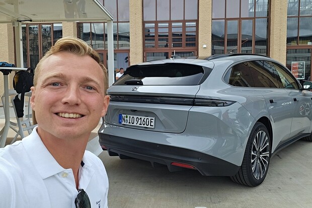 Čínský kombík co vypadá jako Porsche: nové Nio ET5 Touring naživo