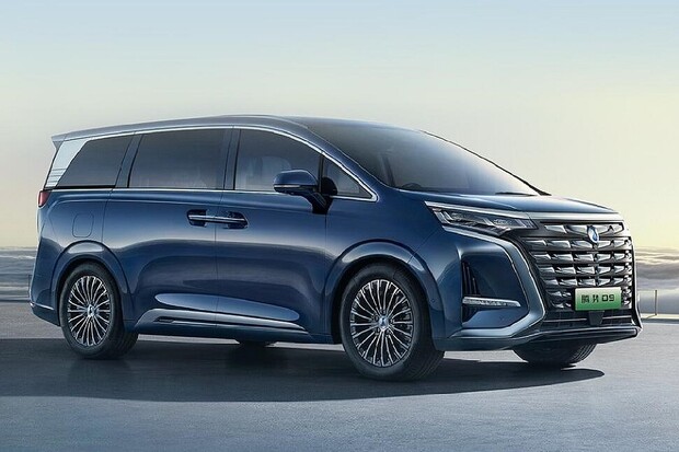 V Evropě se chystá válka luxusních MPV. Na bojiště vstupuje Denza D9