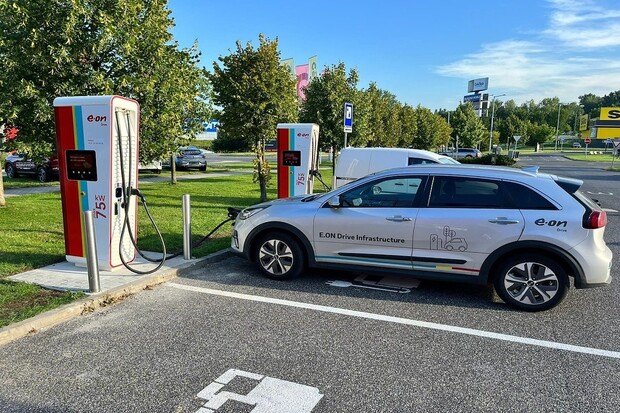 V Liberci u nákupního centra Géčko přibyly dvě 75kW dobíjecí stanice od E.ONu