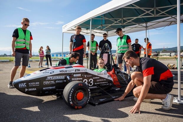 Je to vůbec možné? Studentský elektromobil zrychlil z 0 na 100 km/h pod 1 vteřinu