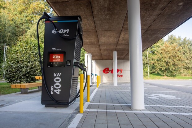 E.ON spustil v Česku nejvýkonnější nabíječku pro elektromobily. Má 400 kW