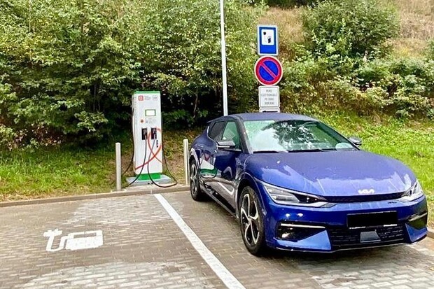 Spolupráce ČEZu a KM-PRONA přinese v příštích letech desítky rychlonabíječek