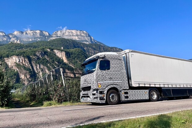 Elektrický náklaďák ujel přes 530 km bez nabití v náročném prostředí Alp
