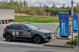 PRE zrychlila dobíjecí stanici na čerpací stanici OMV na odpočívce Kladruby na D5