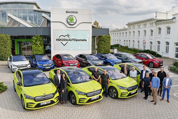  Škoda Auto předala 11 plně elektrických vozů Enyaq partnerským organizacím