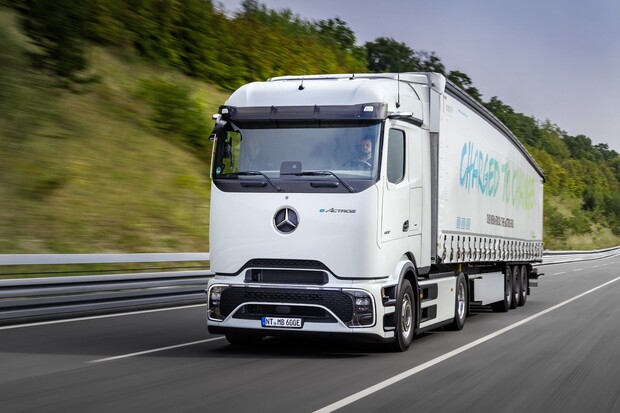 Mercedes-Benz představil sériový elektrický tahač eActros 600 s dojezdem 500 km
