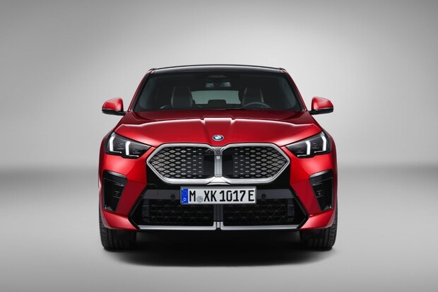 BMW iX2 nabídne dojezd až 449 kilometrů, cenou se vměstná pod 1,4 milionu korun