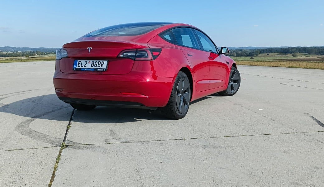 Ojetá Tesla Model 3 SR+ (2021)