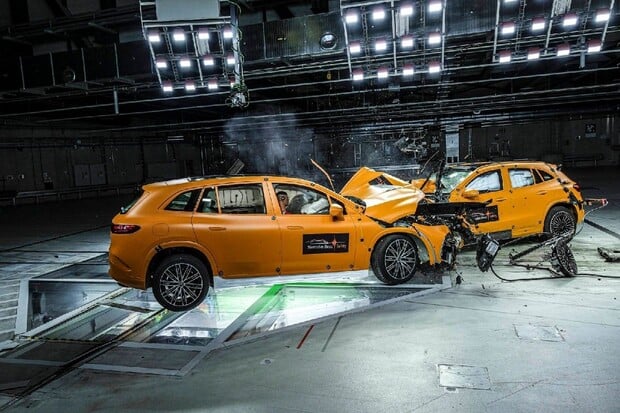 Mercedes-Benz nechal při vzájemné nehodě nabourat elektrické modely EQA a EQS SUV