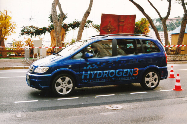 Opel Zafira HydroGen3, téměř hotové vodíkové auto už v roce 2002