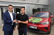 Sue Ryder bude jezdit elektricky, od VWFS dostala Volkswagen ID.4