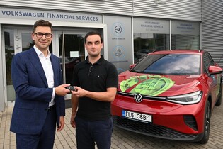 Sue Ryder bude jezdit elektricky, od VWFS dostala Volkswagen ID.4