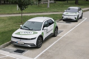 Nová vídeňská e-taxi se umí dobíjet zcela bez kabelu. Vše obstará jednoduchá věc
