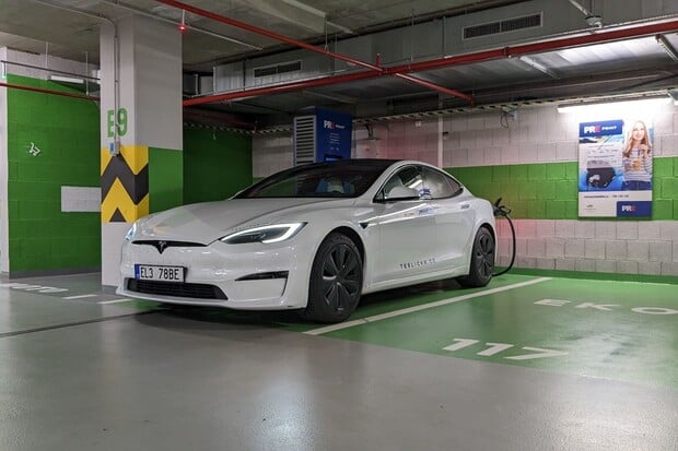 Odstrojená Tesla Model S Plaid zdolala rekord ve sprintu na čtvrt míle