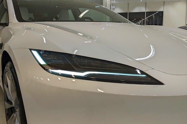 Konečně jsme se dočkali. Tesla Model 3 dostala adaptivní LED světlomety