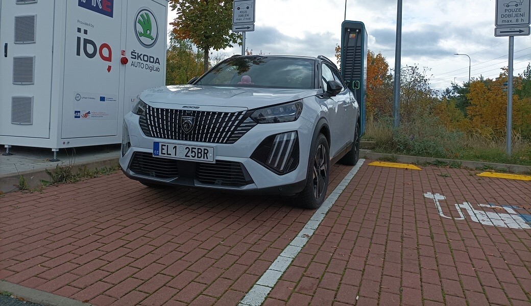 Za kolik jezdí omlazený Peugeot e-2008? Zjistili jsme to za vás