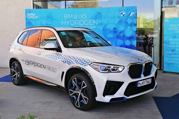 Projeli jsme vodíkové BMW iX5 Hydrogen. Jaké je v praxi?