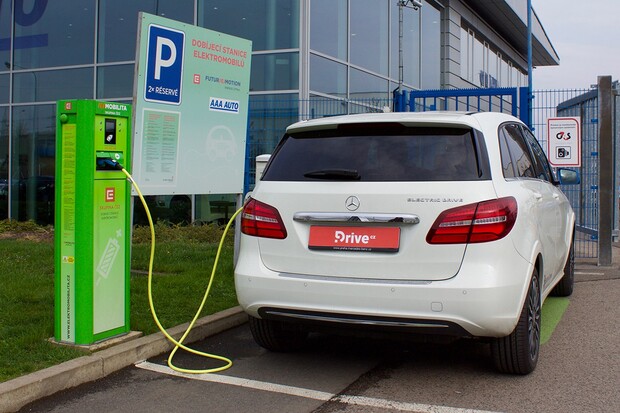 ČEZ zrychluje nabíjecí stanice. Zbavuje se 230V zásuvek