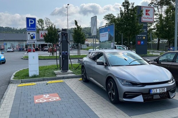  E.ON spustil nové dobíječky u Kauflandu v Karviné, Šternberku a Hustopečích 