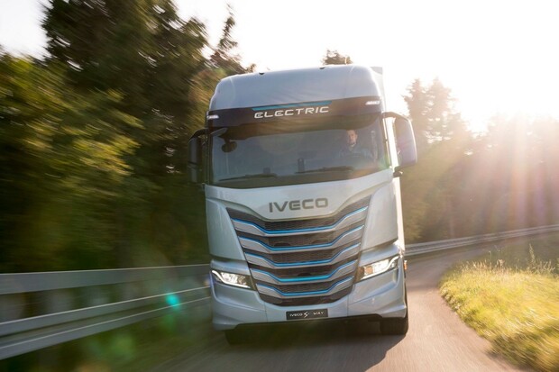 Iveco představilo elektrický tahač S-eWay a omlazené eDaily s lepší technikou