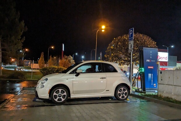 Testujeme levný bazarový elektromobil Fiat 500e
