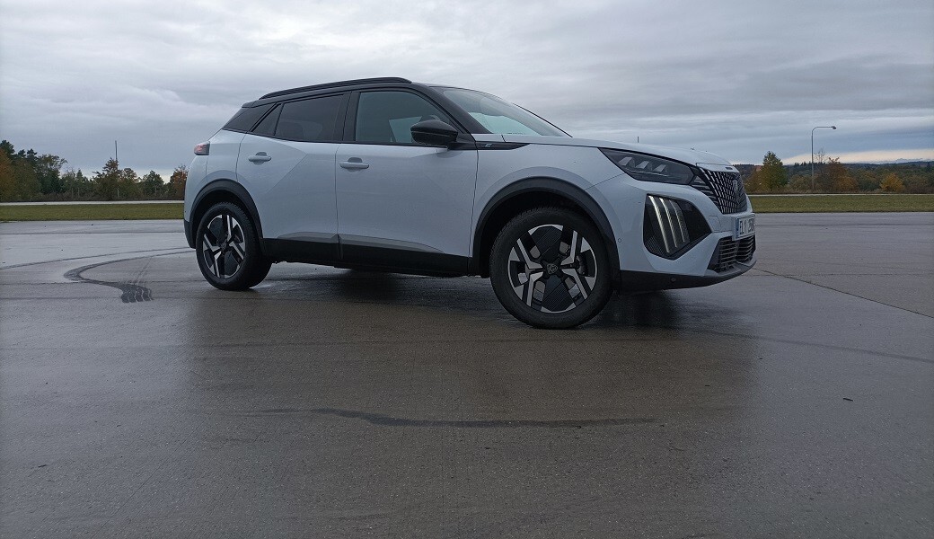 Peugeot e-2008 GT (2023)