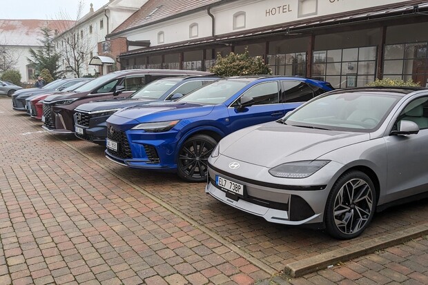 Získá titul Auto Roku 2024 elektromobil? Pětice finalistů byla zveřejněna