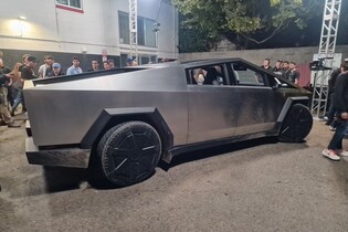 Cybertruck se dále propadá. Tesla omezuje výrobu a řeší, co s továrnou