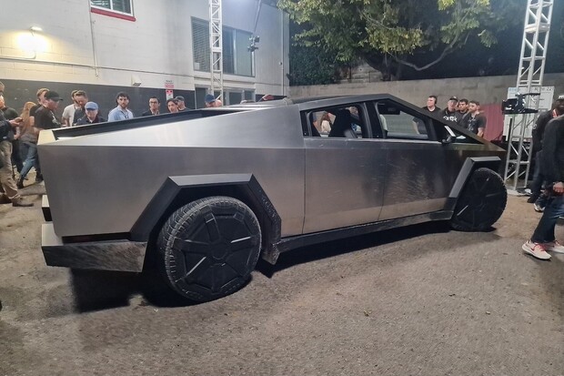 Cybertruck se dále propadá. Tesla omezuje výrobu a řeší, co s továrnou