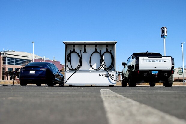 Konec strachu z dojezdu elektromobilu. Nabíječka přijede za vámi, nebo rovnou s vámi