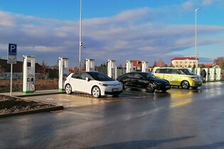 V Logport Prague West Jinočany jsou unikátní 350kW dobíjecí stanice ČEZu