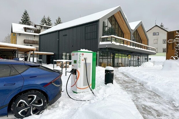 V Harrachově je nově ultrarychlá dobíjecí stanice ČEZ