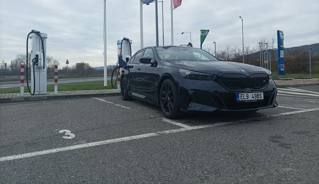 Jak rychle se nabíjí sportovní BMW i5 M60?