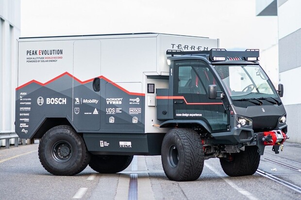 Kamion zdolal sopku ve výšce 6,5 kilometru. Použil výhradně sluneční energii