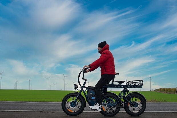 Toto je první elektrokolo s třemi koly a dojezdem až 180 km. Stojí 114 tisíc Kč
