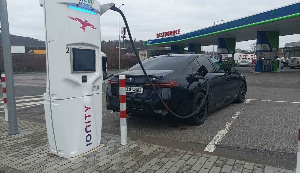 Za kolik jezdí BMW i5 ve vrcholné verzi M60? Zjistili jsme to za vás