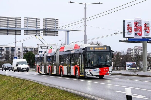 V Praze jezdí rekordní trolejbus. Už se s ním můžete svézt