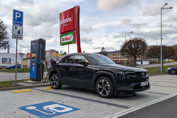 Testujeme reálnou spotřebu unikátního Wankel plug-in hybridu Mazda MX-30