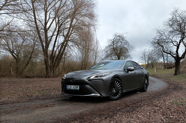 Právě testujeme vodíkovu Toyotu Mirai. Zkoumáme dojezd a tankování