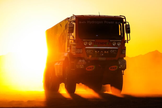 Rally Dakar 2024 startuje již zítra. Jaké elektrifikované vozy budou na startu?