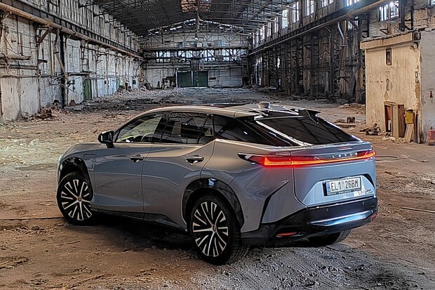 Právě testujeme Lexus RZ 450e