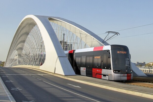 Praha se po 16 letech dočká nových tramvají. Umějí samy brzdit před překážkou