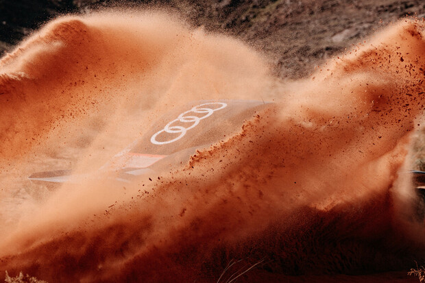 Sainz s hybridním Audi RS Q e-tron ve třetí desítce. Udrží celkové vedení?