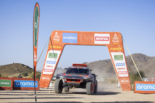 Carlos Sainz to dokázal! Audi RS Q e-tron je prvním hybridem, který vyhrál Dakar