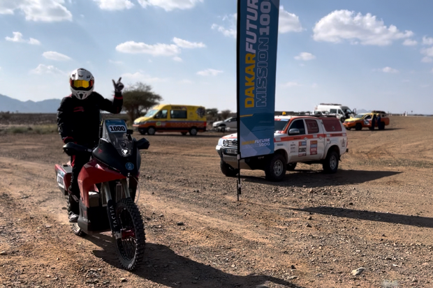 Elektrické motocykly na Rally Dakar a hrozivá nehoda v 9. etapě
